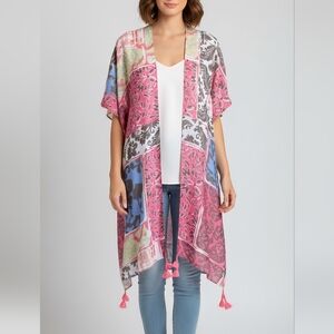 🍓NWT Beautiful Floral Kimono, Poncho, Cover up